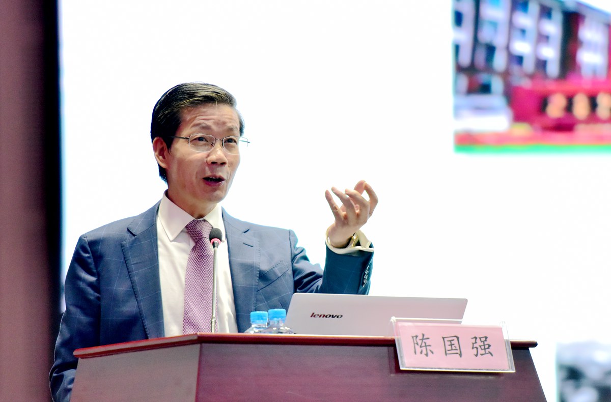 9时15分,中国科学院陈国强院士闪耀登场,作了题为《医学的诗和远方