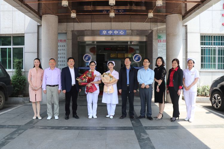 湘潭市政协副主席周佩珞(右五,湘潭市卫健委党委副